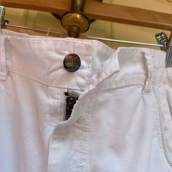 GS115 Jeans white knee length shorts, front zipper, pockets, snaps, flaps, 36 - Picture 6 of 10